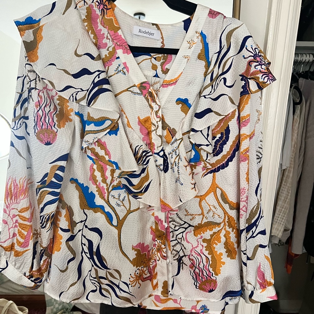 beautiful rodebjer blouse. size m but more m/l fit